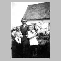 079-0110 Willi Nitsch mit seinen Halbgeschwistern Rudi und Rosemarie neben dem Wohnhaus im Jahre 1933 .jpg